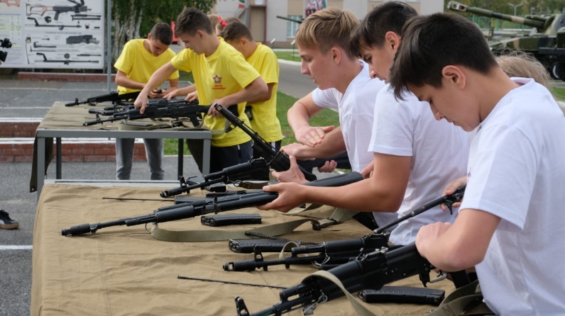 Военное дело новости. Юнармейцы вперед. Боевая подготовка юнармейцев. Юнармия спортивные игры. Юнармеец игра.